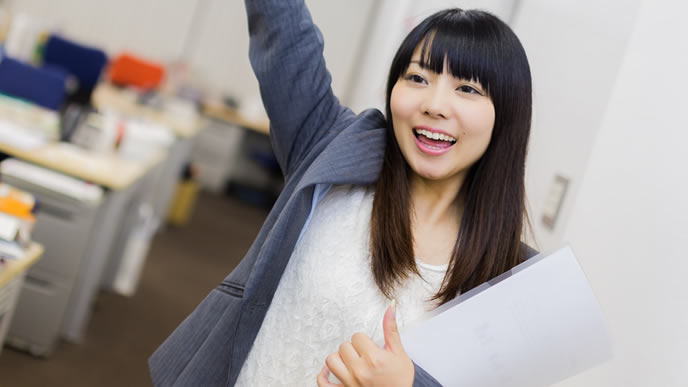 元気な挨拶で入室してくる女性