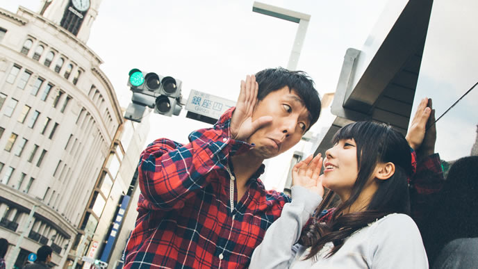 面接で聞かれることを教える女性