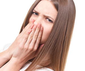 激しい臭いを感じた女性