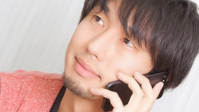 低姿勢で電話する男性