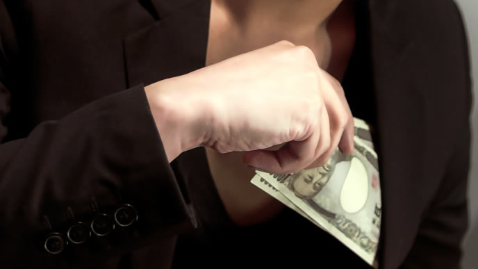 懐に大金を詰め込んでいる男性