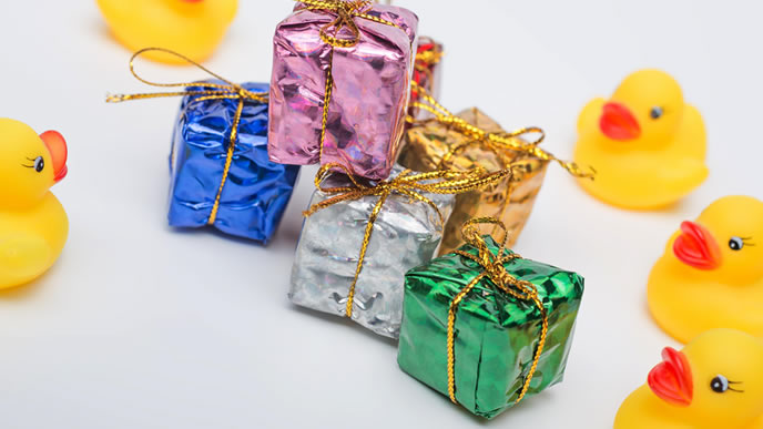 プレゼントを囲いこむアヒル