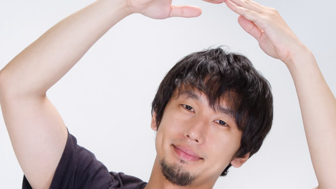 大丈夫のサインを出す男性