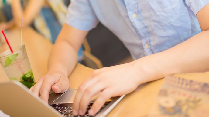 パソコンでメール作成中の男性