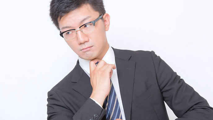 内定者懇親会の出席準備をする男性