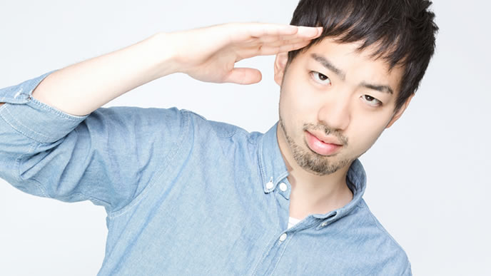 軽い挨拶をする男性