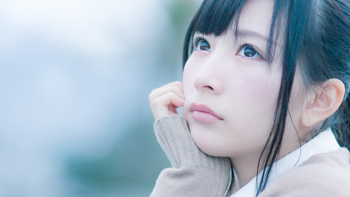 未来について考える女性