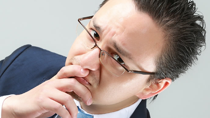 何でも見抜く目つきの鋭い男性