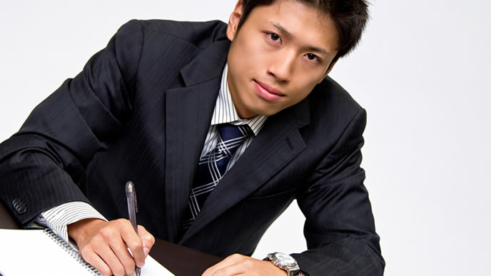 メモを取る勉強熱心な男性