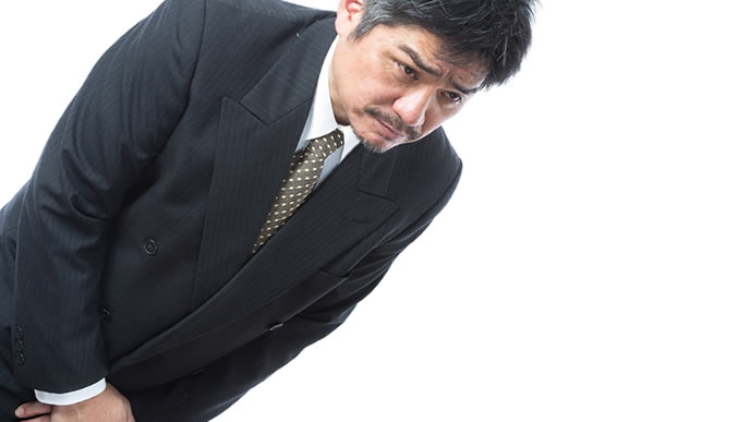 丁寧なお礼をするベテラン社員