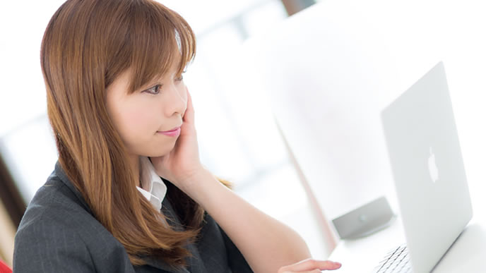 パソコンで添え状を作成している女性