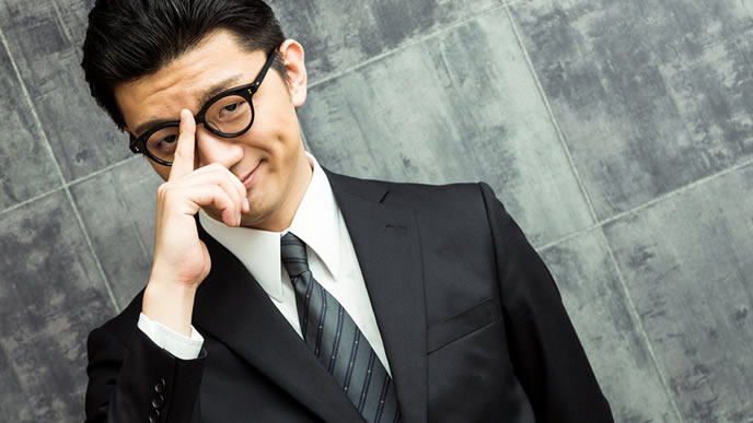 不足もなくニヤつく男性
