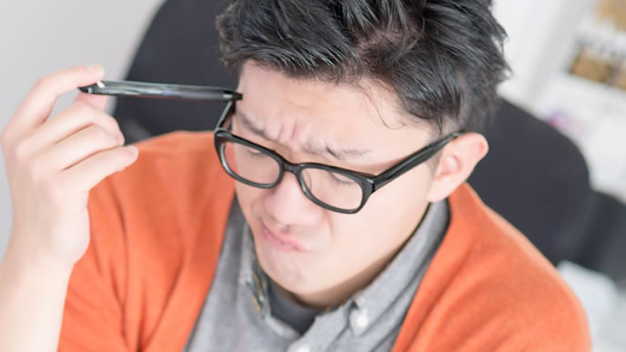 仕事の時間配分を考えている男性
