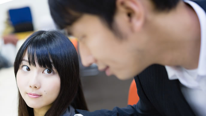 仕事が忙しくて助けを求める男性