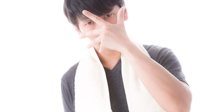 個性的なポーズで登場した男性