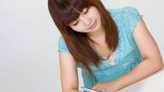 志望動機を考えている就活中の女性