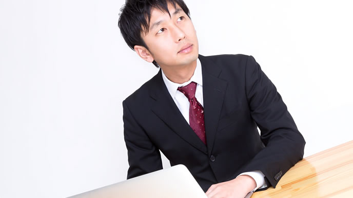 メールの内容を考えている社員