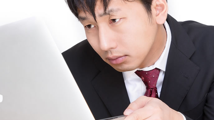 メールに間違いが無いか確認する社員