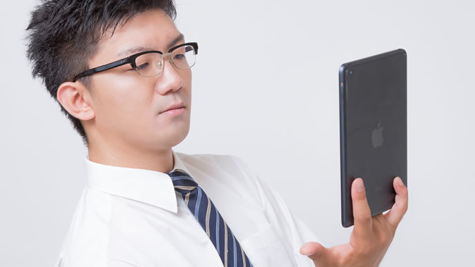 疑問を調べている男性