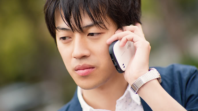 電話で面接の断りを入れる男性