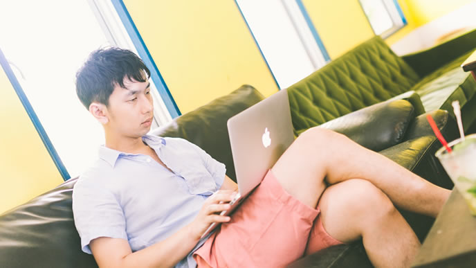断りのメールを打つ男性