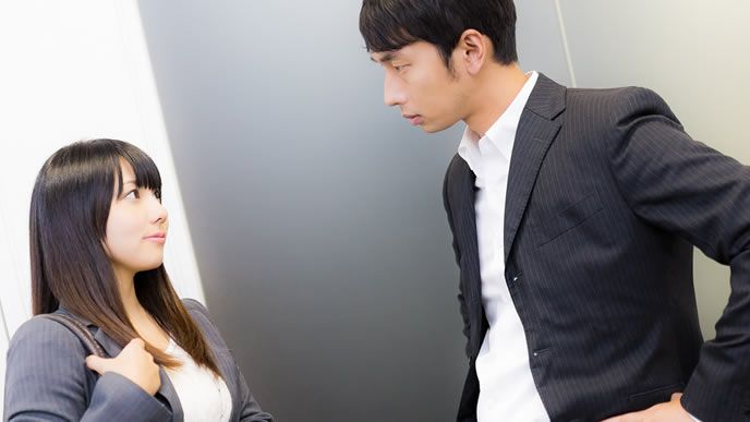 上司に相談を持ちかける部下