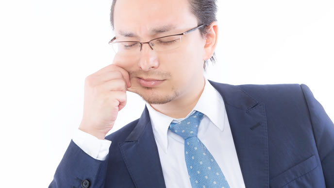 嘘をつかないように戒める男性