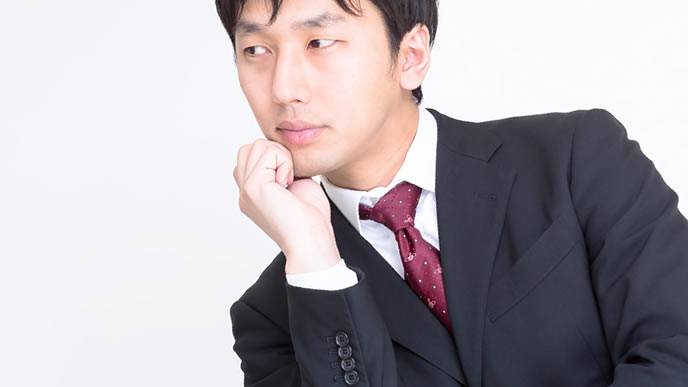 仕事について考え中の男性