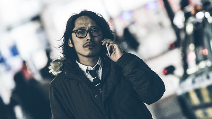 希望の会社に就職が決まったため他の会社に辞退の連絡をする男性