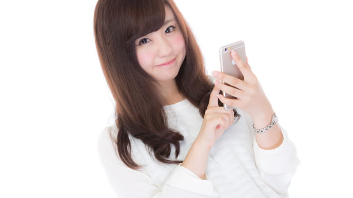 会社に電話連絡する女性