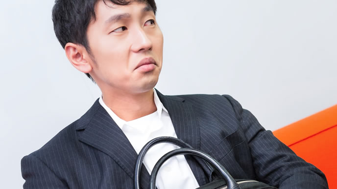 控え室で周りを気にする就活生