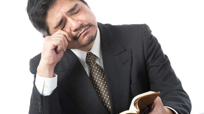 既卒が就職に不利な理由を知って悲しむ男性