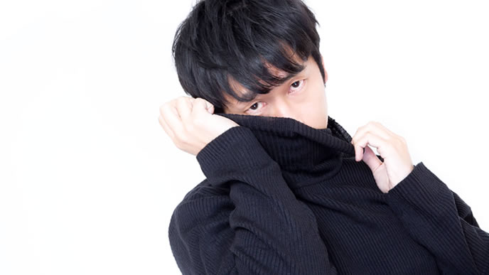 形式に拘らない動きをする男性