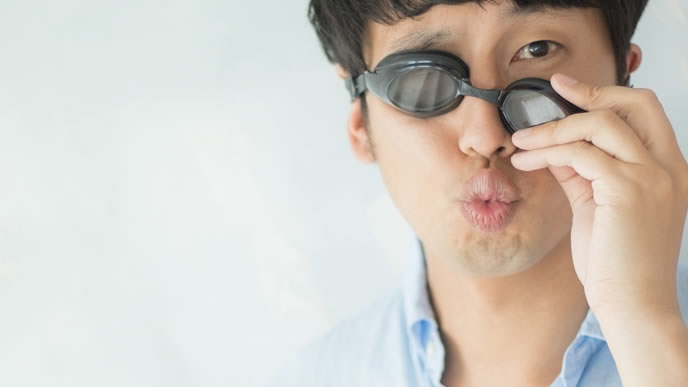 水中メガネがずれている男性