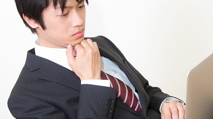 書類作成に戸惑う男性