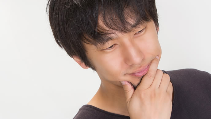 しっかりと話を聞く真面目な男性