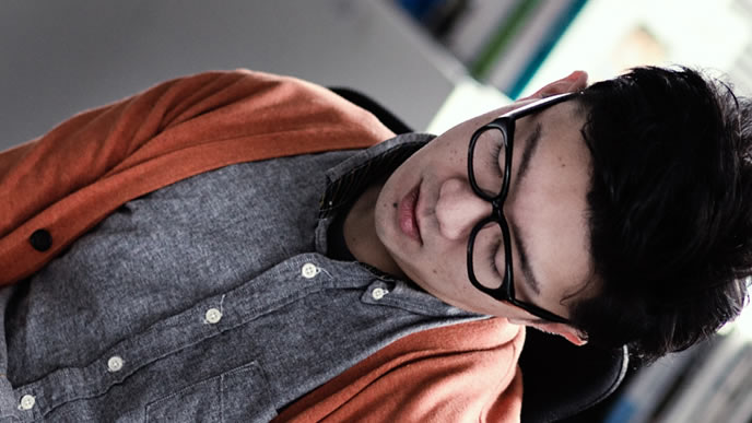 残業のし過ぎで家に帰れない男性