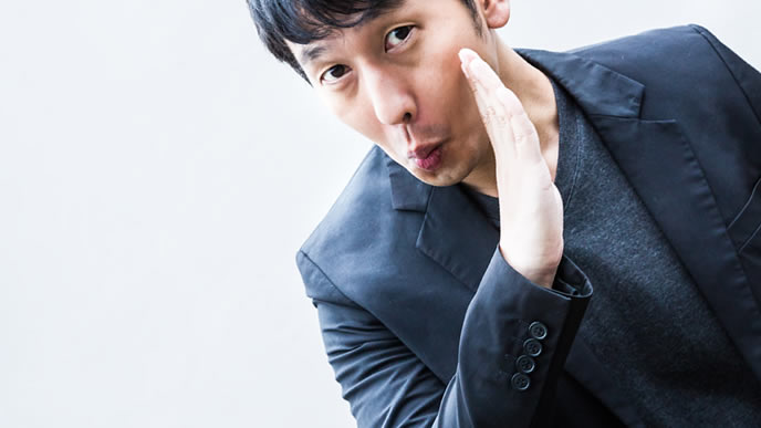 秘密を教えてくれる男性