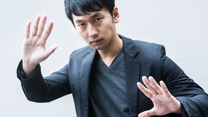 残業をお願いされて身構える男性