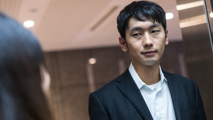 目のクマが酷いことになっている男性