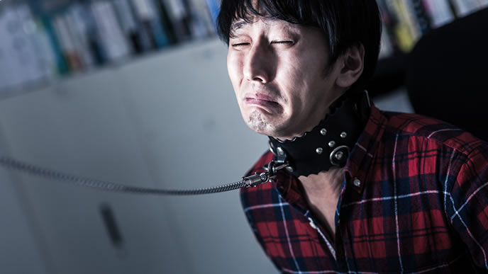 強制的に残業させられる男性