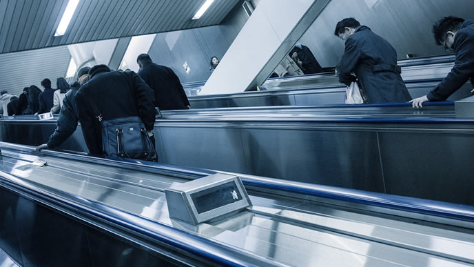 毎朝仕事へ向かう会社員