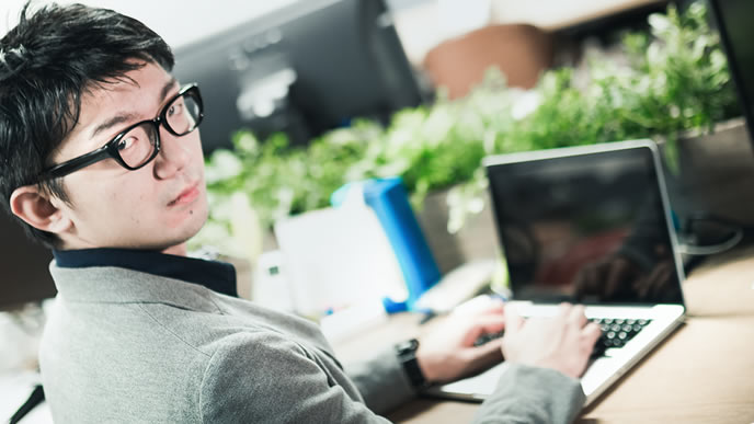 残業計画を立てる男性