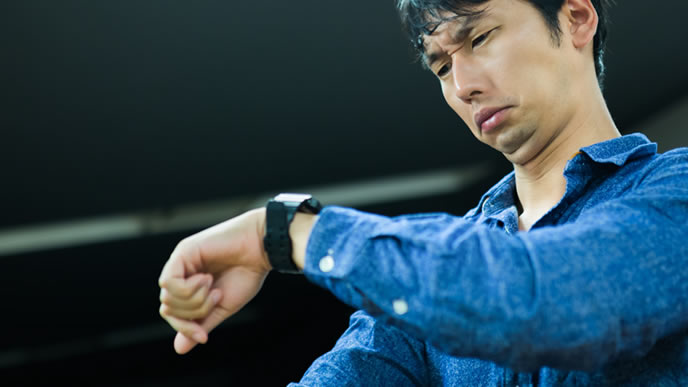 残業時間を調整する男性