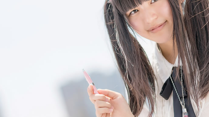 おすすめのボールペンを教えてくれる女性