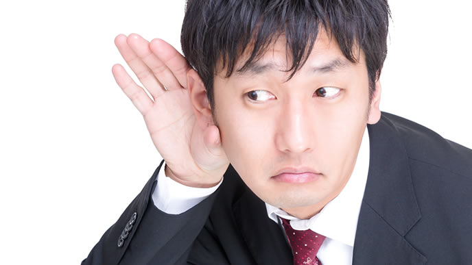 質問に耳を傾ける男性