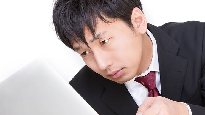 慎重にメールを送信する男性