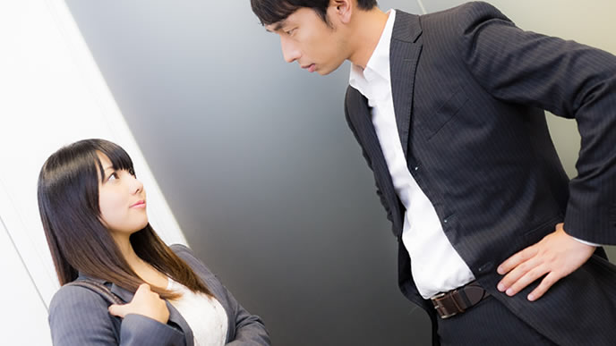 サービス残業について相談する部下の女性