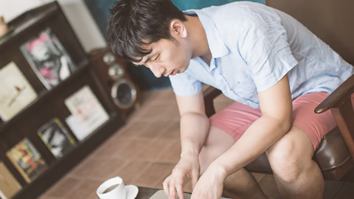 空いた時間を狙って勉強する男性