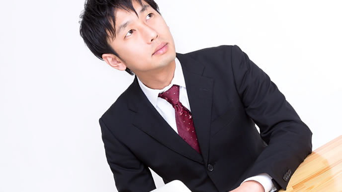 勉強法を考えている男性